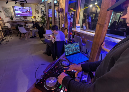 Live DJ set during après-ski at The Hub in Champéry